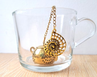 Infuseur à thé avec pendentif fossile d'ammonite en or pour feuilles de thé fraîches en vrac, cadeau original unique pour sa mère, cadeau de fête amateur de thé