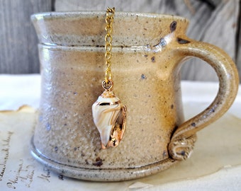 Infuseur à thé avec coquillage en pendentif doré pour feuilles de thé fraîches en vrac, idée cadeau originale unique pour sa mère amoureuse du thé, plage océan