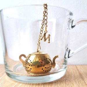 Gold Teesieb mit Kupfer Zweig Aussehen Initial Charm Anhänger, für frische lose Teeblätter, personalisiertes Geschenk für Liebhaber des frischen Tees, handgemacht