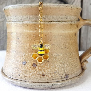 Golden Tea Shape Pot Infuser met een BEE en HONING hanger, verse losse theeblaadjes bolzeef voor grote of extra grote mok of beker