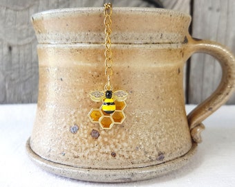 Golden Tea Shape Pot Infuser met een BEE en HONING hanger, vers losse theeblaadjes bolzeef voor grote of extra grote beker