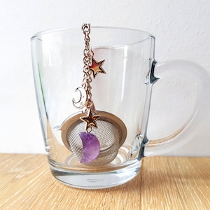 Thee-ei met Amethyst Cresent Moon Phase en star charms, natuurlijke kwartssteen, edelsteen hanger kristallen bolzeef mesh theehouder cadeau