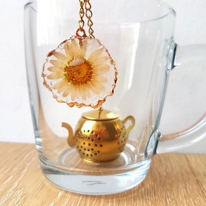 Tea infuser with real Daisy flower in resin pendant with gold rim for fresh loose tea leaves, unique original gift for her mother tea lover