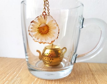 Tea infuser with real Daisy flower in resin pendant with gold rim for fresh loose tea leaves, unique original gift for her mother tea lover