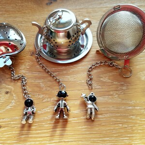 Teinfuser med astronauthänge för färska lösa teblad, gå på månen.