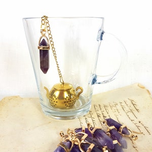Gouden thee-ei spotkał Amethist hanger dla verse theeblaadjes, uniek origineel cadeau voor haar moeder high tea lover natuursteen