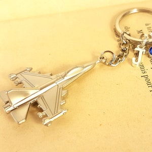 Llavero de avión de combate de la Fuerza Aérea, avión F16, regalo de aventura, regalo para exteriores, piloto de avión volando, llavero para hombre y niño, letra monograma
