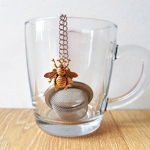 Teinfuser med guldfärgat BIE-hänge för färska lösa teblad, personlig unik originell rolig presentgåva high tea-älskare, biodlare, honung