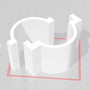 以下が含まれることがあります： 湾曲した形状と長方形のベースを持つ、白いプラスチック製の3Dプリントオブジェクト。オブジェクトの高さは50mmです。