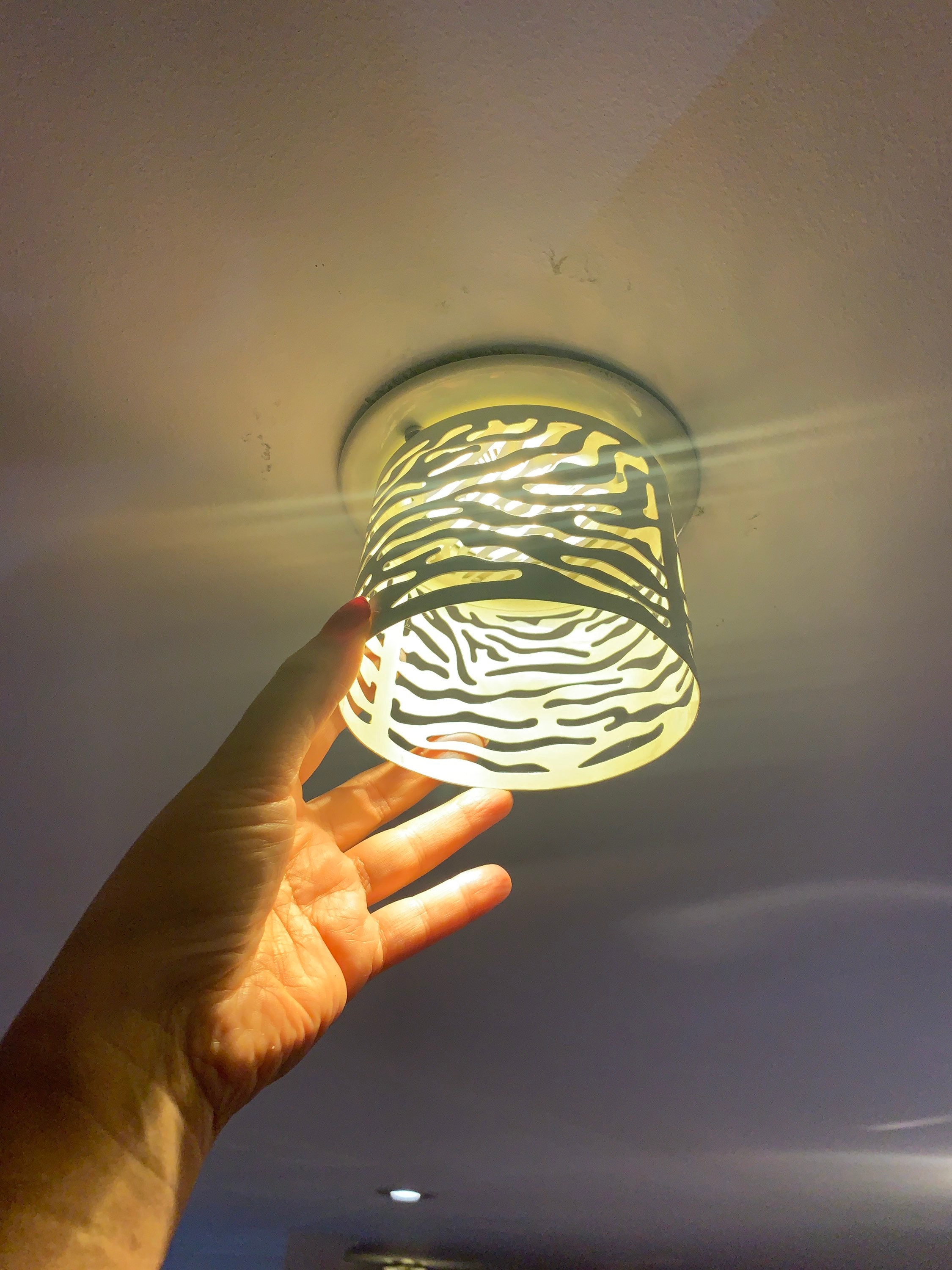 Pot clearance light diffuser