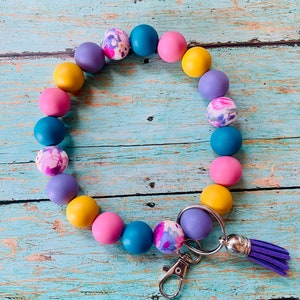 Llavero de pulsera con cuentas de silicona y cordón elástico