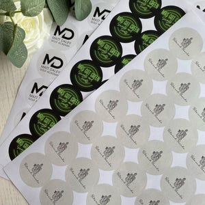 Adesivi circolari da 37 mm in carta stampati con la tua grafica. Adesivi personalizzati con logo aziendale per imballaggi e sigillatura scatole, 35 per foglio.