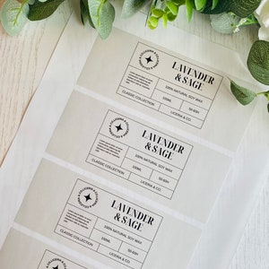 Op de afbeelding: Vier witte labels met zwarte tekst en een zwart sterlogo. De labels lezen "Lavender & Sage", "100% Natural Soy Wax", "Classic Collection", "100ml", "50-60h" en "Liceria & Co."