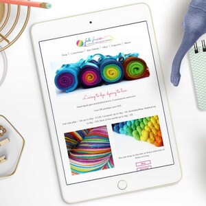Op de afbeelding: Een tabletscherm dat een website voor "Felte Fusion" weergeeft met kleurrijke viltgaren en de slogan "Leven om te verven, sterven om te leven." De website bevat ook informatie over verzendkosten en een call-to-action om "Nu te winkelen".