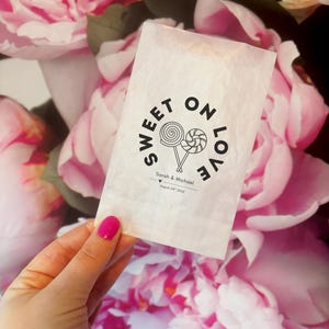 Petits sacs à collation imprimés pour les mariages, les douches et les événements. Pochette cristal de taille gourmandise. Sac personnalisé à biscuits/gâteries. Sac à confettis pour cadeaux de mariage.
