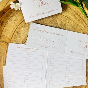 100 individuell gestaltete Visitenkarten, Termin- und Treuekarten für Kosmetikerinnen und Kosmetikerinnen. Klappkarten mit bedrucktem Business Logo .