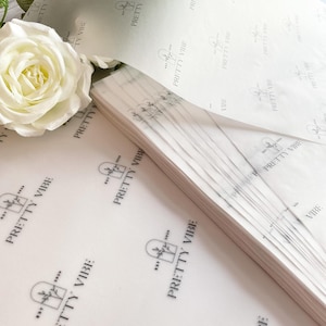 100 feuilles d'emballage de marque pour emballer ou présenter. Impression répétée du logo, plusieurs tailles.