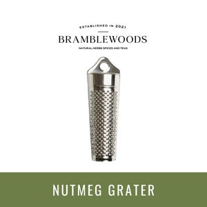 Peut inclure: Râpe à muscade en argent avec une boucle de suspension. La râpe est en acier inoxydable et possède une maille fine.