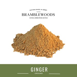Puede incluir: Un montón de jengibre molido. La especia es de color marrón claro y tiene una textura rugosa. El texto "GINGER GROUND" está debajo de la imagen.