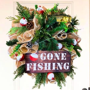 Gone Fishing Wreath; Rustic Cabin Decor; Mancave or Farmhouse Decor; Outdoor Themed Wreath; Hunting Fishing Wreath