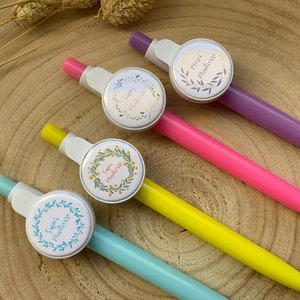 Stylo "Super Maîtresse" avec Badge Fixe – Cadeau Fin d’Année Scolaire – Stylo Merci Maîtresse / ATSEM – Cadeau Original et Utile