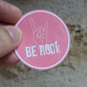 Sticker "Be rock" rose en vinyle -  Autocollant imperméable et résistant - Papeterie - Autocollant rose pour décoration inspirante