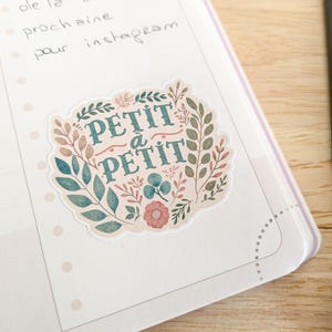 Sticker vinyle "Petit à Petit" – Autocollant inspirant pour planner et bullet journal –  Sticker décoratif "Petit à Petit"