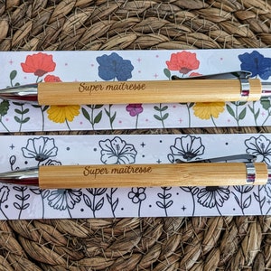 Coffret Cadeau Enseignant : Stylo gravé et Marque-pages | Duo  Stylo en Bambou et Marque-pages pour Maîtresse | Cadeau fin d'année scolaire