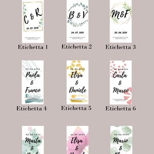 May include: Nine different wedding label designs with various floral and abstract patterns. The labels feature the names of the couples and the date of their wedding. The text "Scegli il tuo design preferito oppure invia il tuo file pronto" is at the top of the image.