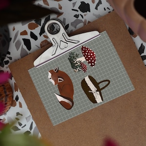 Carte postale A6 - A walk in the Forest - Print art, cute fox, champignons, forêt, nature