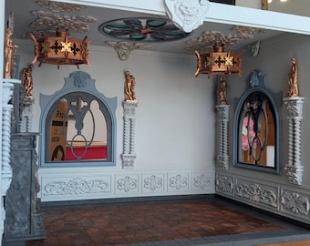 Habitación medieval a escala 1:12. Hecha a mano, de estilo barroco artístico. Chimenea gótica y candelabros de castillo únicos, acabado en oro y latón.