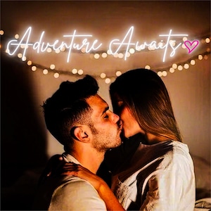 Placa de neon "Aventuras Aguardam" para decoração de parede personalizada, luzes LED personalizadas para decoração de casamento, decoração para chá de panela, noivado, placa de mesa para chá de bebê