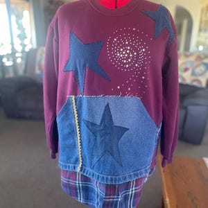 Sudadera burdeos reciclada, bajo de franela, parches de estrellas vaqueras, detalles celestiales L/XL