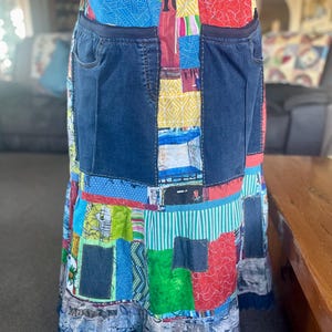 Saia maxi patchwork reciclada, estilo boho festival em jeans com camadas, estilo hippie cigano ecológico, peça única de arte vestível em algodão reciclado, tamanho GG