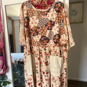 Handgjord vintage-tyg OOAK omarbetad maxiklänning, påsydda fickor, blommig, storlek Aus 16