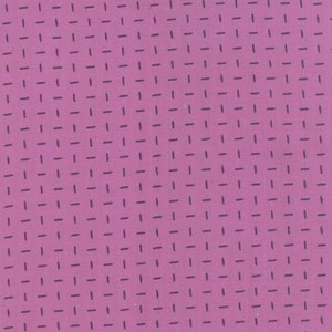 Peut inclure: Un tissu rose avec un motif de grille noire. La grille est composée de fines lignes horizontales et verticales.