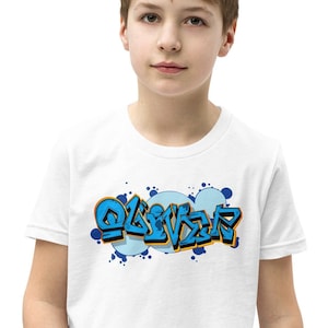 T-shirt azul personalizado da juventude do nome dos grafittis de <br> Entrega Rápida? Letras exclusivas desenhadas à mão | Grande presente de lembrança | Camiseta personalizada para meninas/meninos/adolescentes