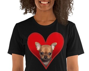 Puede incluir: Una camiseta negra con un diseño de corazón rojo que presenta un pequeño cachorro chihuahua dentro del corazón.