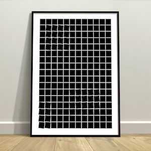 以下が含まれることがあります： 黒と白のフレーム入りアートプリント。歪んだ四角形のグリッドパターンが特徴です。アートワークは、ニュートラルな壁を背景に木製の床に展示されています。黒いフレームがデザインのコントラストを高めています。