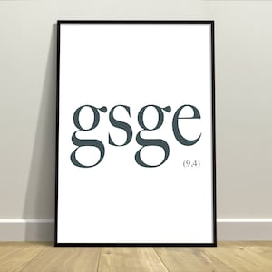 Puede incluir: Una impresión enmarcada en negro con la palabra "gsg" en una fuente gris oscura sobre un fondo blanco. El texto "(9,4)" está en una fuente más pequeña debajo de la palabra.