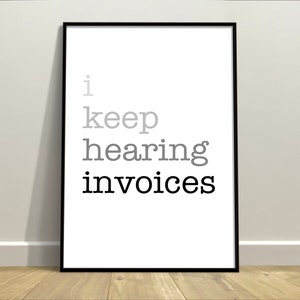 Peut inclure: Une impression murale d'art imprimable en noir et blanc avec le texte "I keep hearing invoices".