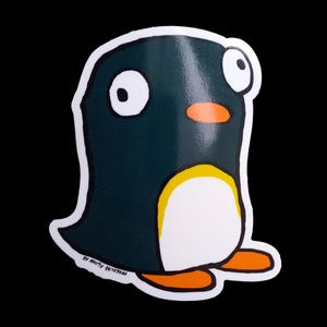 Peut inclure: Autocollant de pingouin de dessin animé avec un contour blanc. Le pingouin a un corps vert foncé, un ventre blanc, des pieds et un bec orange et de grands yeux blancs. Le texte "BY MATTY PETERSON" est en bas.