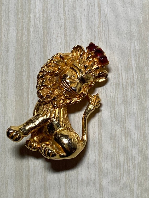 Vintage VOGUE Jlry Lion with Rhinestone Crown Pin 