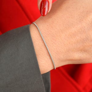 Delikatna bransoletka ze stali nierdzewnej: regulowany, minimalistyczny, unisexowy design