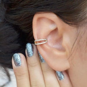 Minimalistische oormanchet van zirkoon – nepkraakbeenoorbel • Kraakbeenoorbel zonder piercing • Sierlijke oormanchet van zirkoon • verstelbare zirkoonkleurige helix-manchet