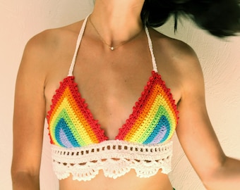 Puede incluir: Un top de crochet arcoíris con un ribete de crochet blanco. El top está hecho con una variedad de colores, incluyendo rojo, naranja, amarillo, verde, azul y morado.