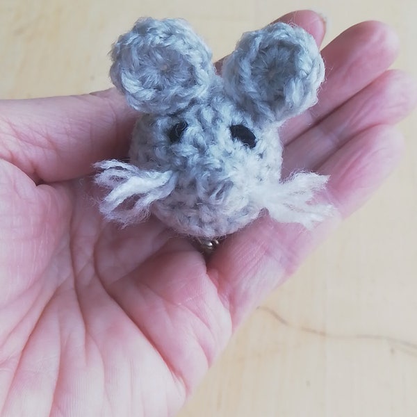 Jouet pour chat, souris grise avec longue queue et perles en bois, jeu pour chat, amigurumi fait main au crochet, cadeau pour chaton