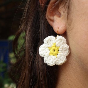 Crochet flower earrings, boho earrings, handmade jewelry, daisy earrings, gift for her, birthday gift