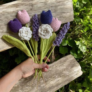 Strauß aus rosa und lavendelfarbenen Tulpenblüten, personalisiertes Blumenarrangement, handgefertigte Häkelblumen, nachhaltiges ewiges Blumengeschenk