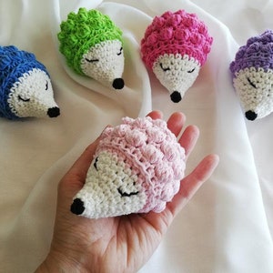 ハリネズミのぬいぐるみ、かぎ針編みのキーホルダー、動物のかわいいおもちゃのキーホルダー、家族の家のアクセサリー、彼または彼女へのオリジナルギフト